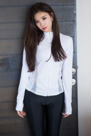 女班长脱了内衣让我吃奶动漫